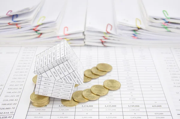 Faillissement van huis met gouden munten op de grond vallen — Stockfoto