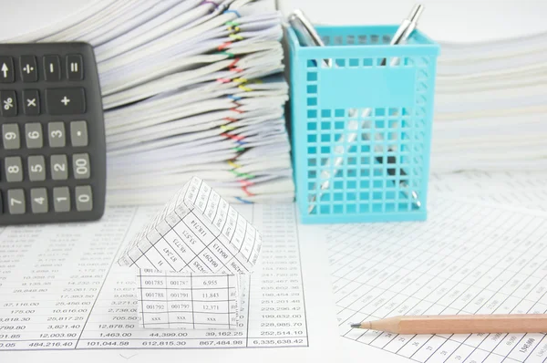 Casa con lápiz tienen calculadora vertical y canasta de pluma azul —  Fotos de Stock