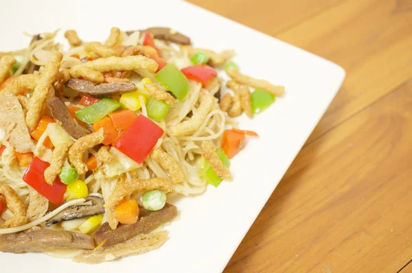 Cibo vegetariano fritto con tagliatelle colorate a lunga vita — Foto Stock