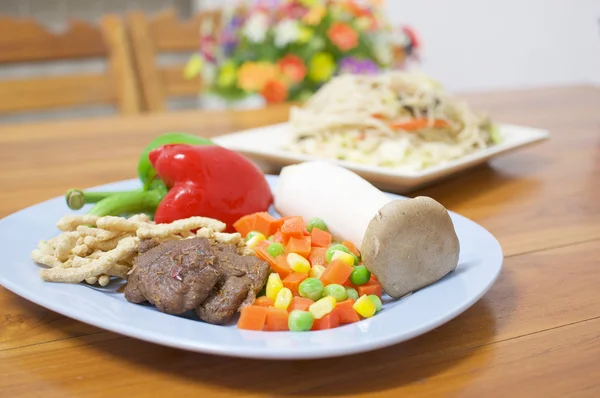 Kolorowe warzywa z rozmycie długie życie makaron smażony wegetariański — Zdjęcie stockowe