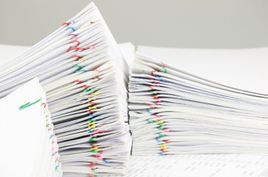 Renkli ataş rapor yığını ile yer Finans hesabı