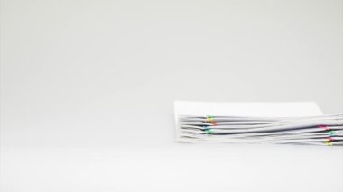 Alış irsaliyesi aşırı yük ile renkli ataş zaman atlamalı yığını