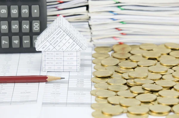 Lápis na frente da casa com pilha de moedas de ouro — Fotografia de Stock