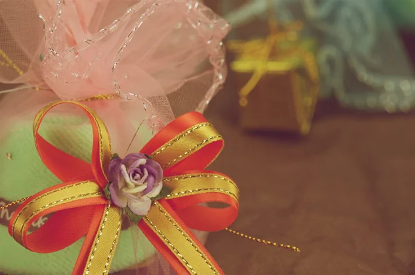 Lila blomma med guld och orange ribbon bow vintage stil — Stockfoto