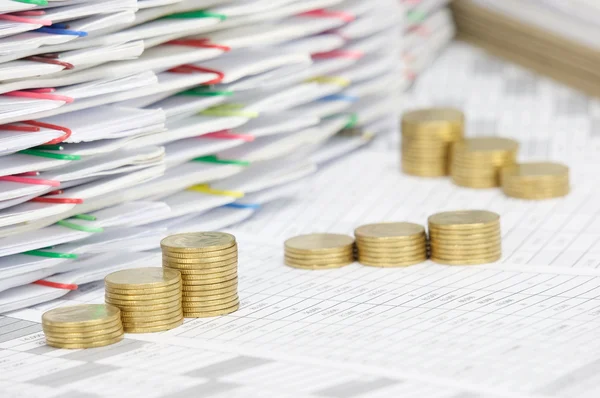 Stap stapel van gouden munten op financiën rekening — Stockfoto