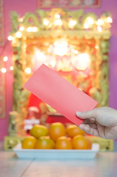 Man holding red envelope in Chinese new year festival — Stock Photo, Image