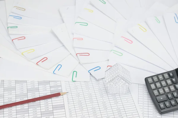 Casa com lápis tem documento com curva de lugar de clipe de papel colorido — Fotografia de Stock