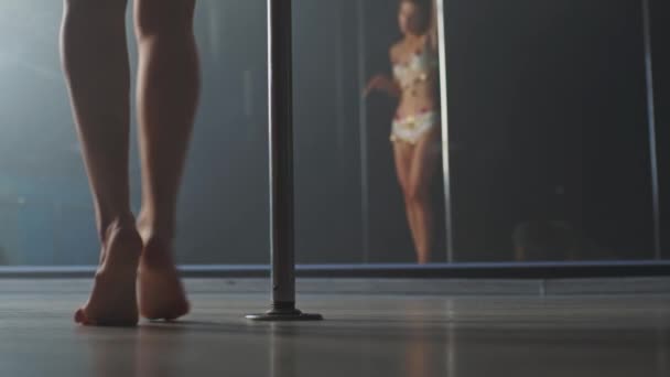 Mujer delgada bailando sobre un pilón — Vídeos de Stock