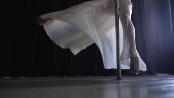Slanke vrouw in een lange rok jurk dansen op een pyloon — Stockvideo