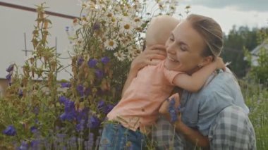 Anne küçük oğluyla aşk yaşıyor..