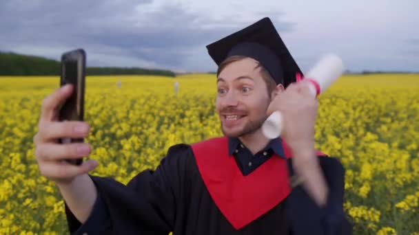 Счастливый выпускник показывает диплом своим родителям онлайн — стоковое видео