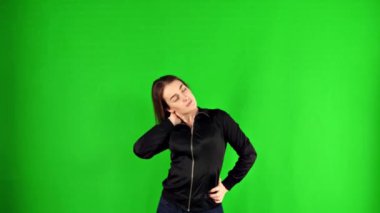 Fitness Kadını ısınıyor ve esniyor. Yeşil Ekran