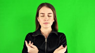Genç kadınlar rahat hisseder, lotus pozisyonunda durur, konsantre olmaya çalışır ya da odaklanmaya çalışır.