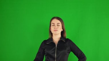 Yeşil ekrandaki sanal düğmelere basan kadın