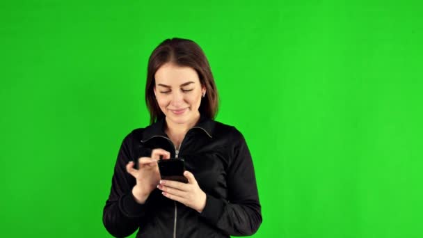 휴대폰 문자 메시지를 녹색 화면에 보내는 귀여운 소녀 — 비디오