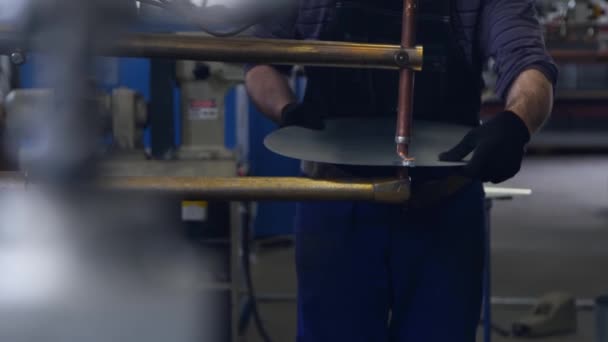 Pemantulan logam dalam produksi ubin logam — Stok Video