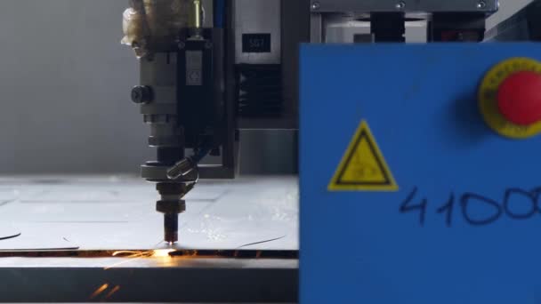 Metal plazma lazeriyle kesiliyor — Stok video