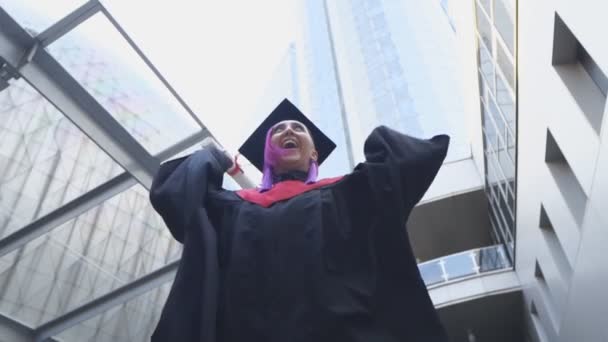 Il laureato felice è felice con le mani in alto — Video Stock
