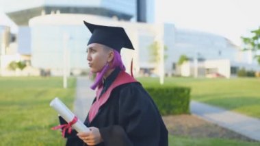 Mezuniyetini ve dansını kutlayan mutlu öğrenci.