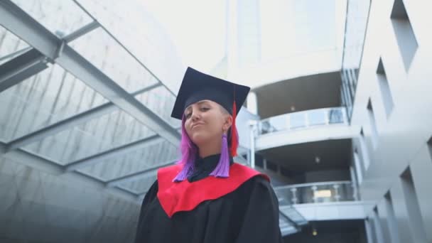 Szczęśliwa studentka świętująca ukończenie szkoły i taniec — Wideo stockowe