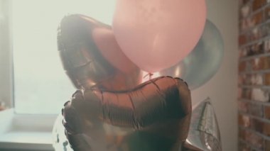 Doğum günü balonu. Bir sürü renkli balon partisi..