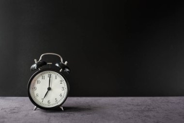 Saatin ortasında bir saat.