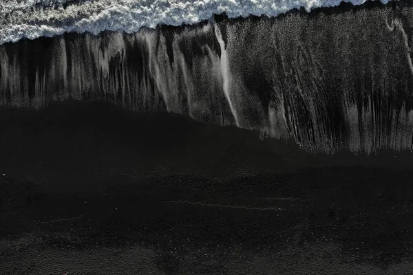 Vista aérea de la playa de arena negra y olas en Islandia. — Foto de Stock