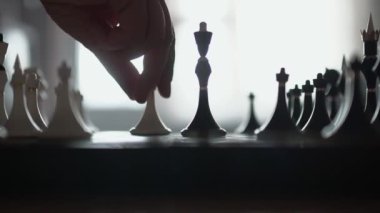 Bir piyon satranç tahtasındaki kızı deviriyor.