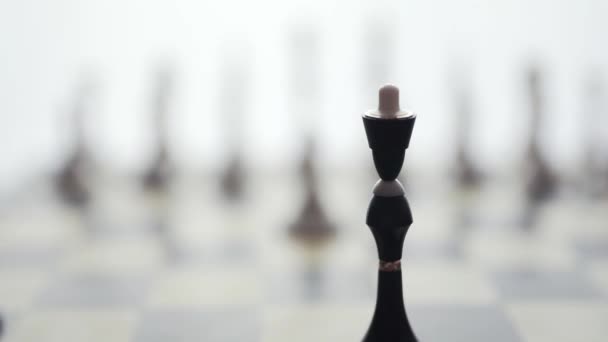 Skup się na szachownicy. Królowa szachów kontra pionek — Wideo stockowe