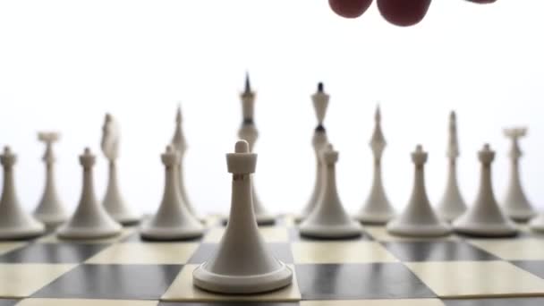 Białe figury na szachownicy — Wideo stockowe