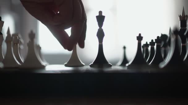 Um peão derruba uma rainha em um tabuleiro de xadrez — Vídeo de Stock