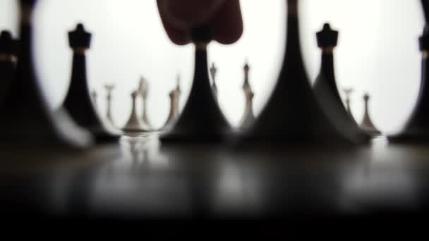 Hand close-up speelt schaken en maakt eerste zet — Stockvideo
