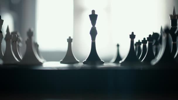 Um peão bate uma rainha de xadrez — Vídeo de Stock