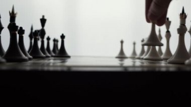 Satranç taşı geri dönüyor. Satranç tahtası