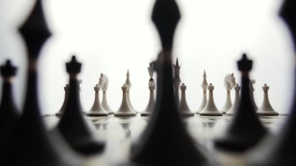 Schaakbord met schaakstukken — Stockvideo