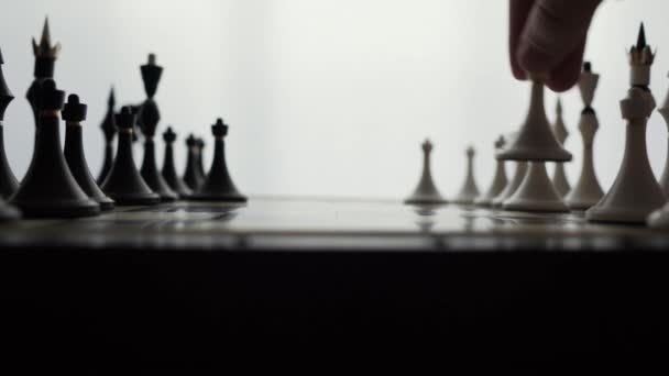 A sakkbábu visszalép. Sakktábla — Stock videók