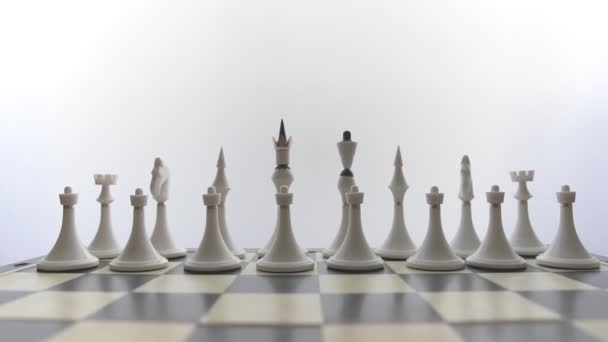 Witte stukken op het schaakbord — Stockvideo