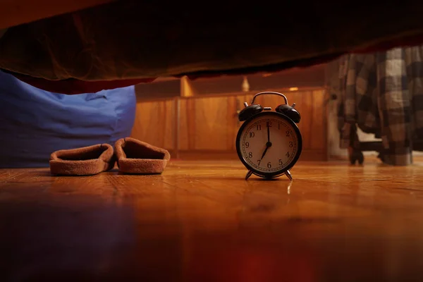 Yatak odasında Retro Alarm saati