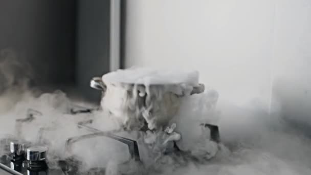 Μια κατσαρόλα στον ατμό κάθεται στην κουζίνα — Αρχείο Βίντεο