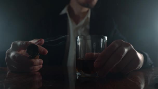 Un hombre de negocios ocupado. Cigarros y alcohol en primer plano — Vídeos de Stock