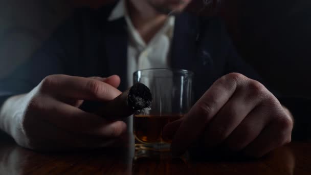 Een drukke zakenman. Sigaar en alcohol in de hand close-up — Stockvideo