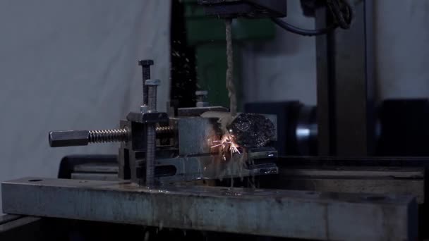Ipari fémvágás. Elektroeróziós vágás — Stock videók