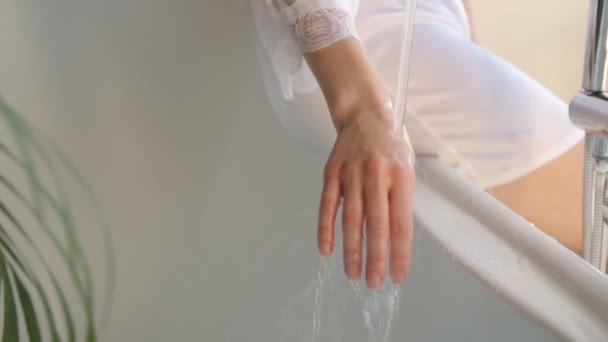 Les femmes main sous l'eau courante dans la salle de bain. Gros plan — Video