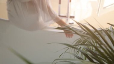 Kadınlar tuvalette suyun altında el ele tutuşur. Kapat.