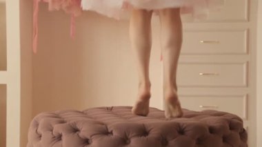 Kız parti için hazırlanıyor.