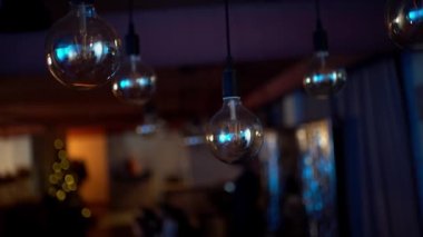 Tavanda ampuller asılı.