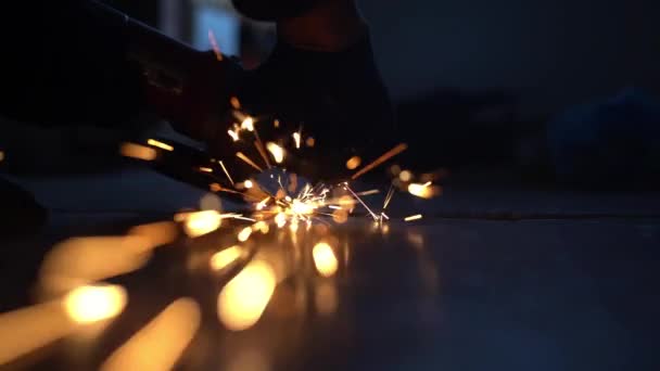 Un hombre utiliza una amoladora angular para reparaciones en el hogar — Vídeos de Stock