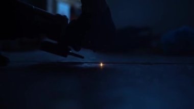 Bir adam ev onarımı için bir açı öğütücü kullanır.