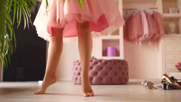 En cámara lenta. Una joven bailarina con falda rosa se gira delante del espejo. — Vídeos de Stock