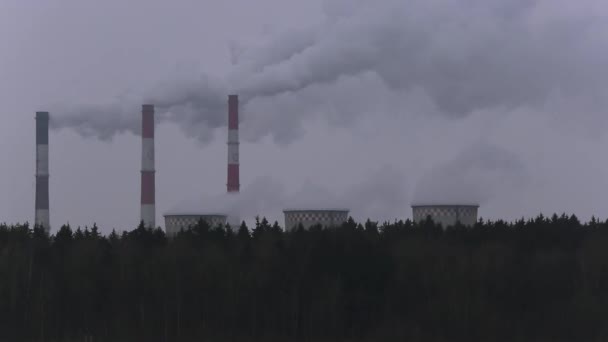 Medio ambiente contaminación por dióxido de carbono, fábricas tóxicas que producen humos o humo de combustible sucio — Vídeos de Stock